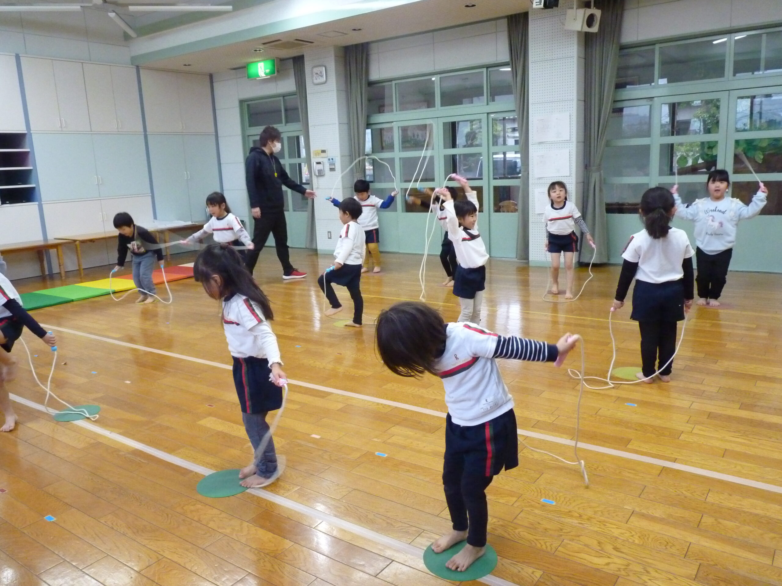 運動遊び☆縄跳びの練習を頑張っています！