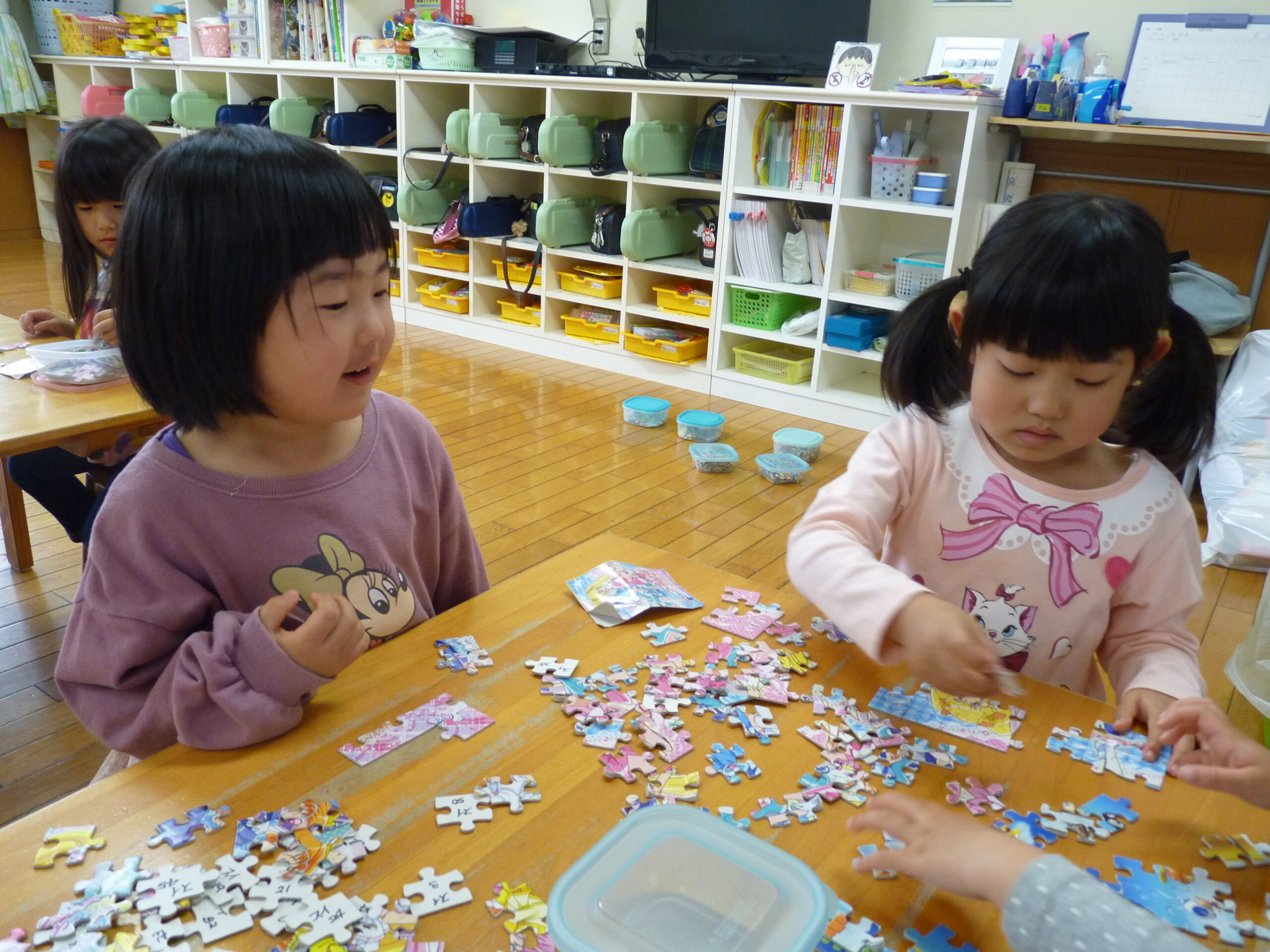 自由遊び 少し難しいパズルもできるようになってきたよ わかくさ保育園 わかくさ北こども園 わかくさほいくえん わかくさきたこどもえん 香川 宇多津 中讃