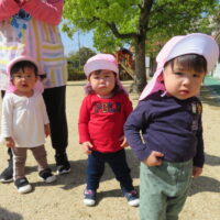 おやつの前に歌の時間。ペープサートも楽しいね♪